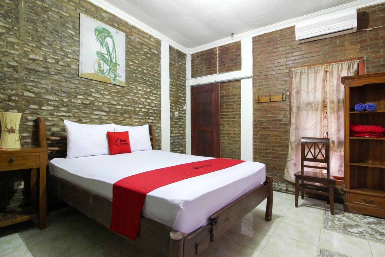 Reddoorz Near Rumah Sakit Wirosaban Salakan Kültér fotó